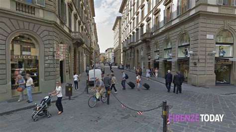 Via Roma, tenta furto di una borsa al negozio Gucci 